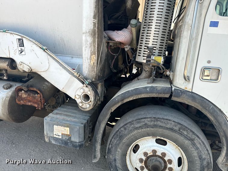 image for item EE7502 2001 Volvo WX64 refuse truck