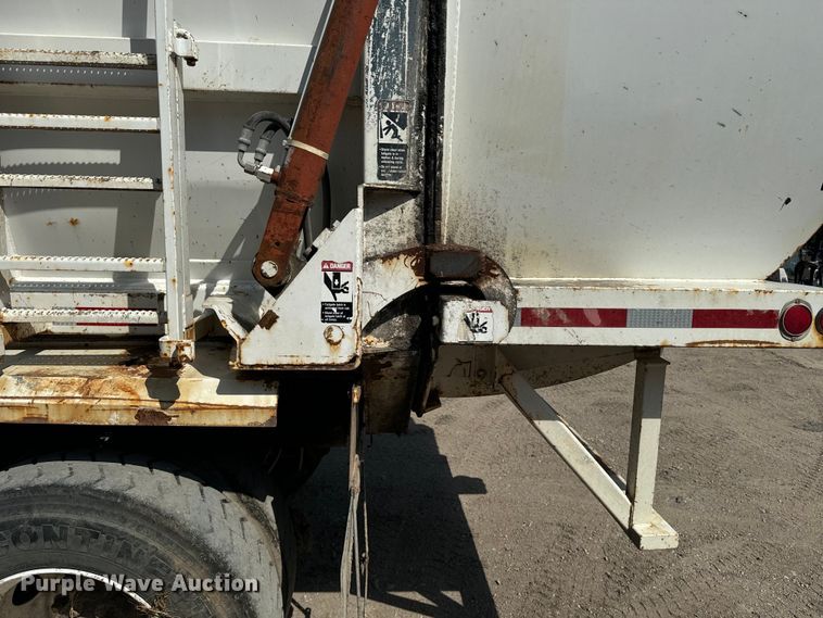 image for item EE7502 2001 Volvo WX64 refuse truck