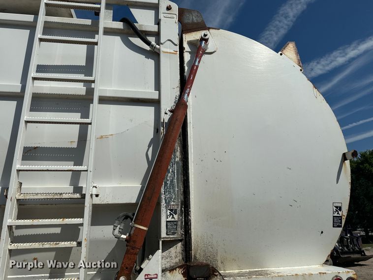 image for item EE7502 2001 Volvo WX64 refuse truck