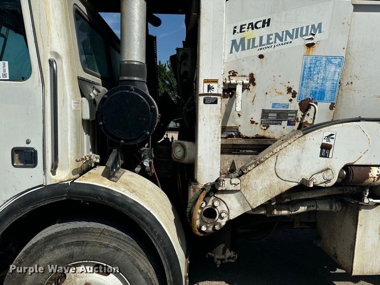 image for item EE7502 2001 Volvo WX64 refuse truck