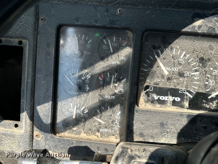 image for item EE7502 2001 Volvo WX64 refuse truck