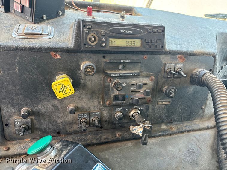 image for item EE7502 2001 Volvo WX64 refuse truck