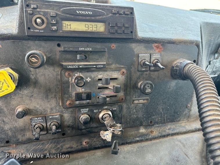 image for item EE7502 2001 Volvo WX64 refuse truck