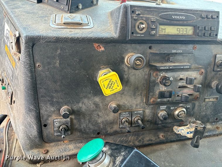 image for item EE7502 2001 Volvo WX64 refuse truck