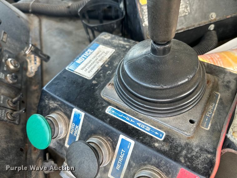 image for item EE7502 2001 Volvo WX64 refuse truck