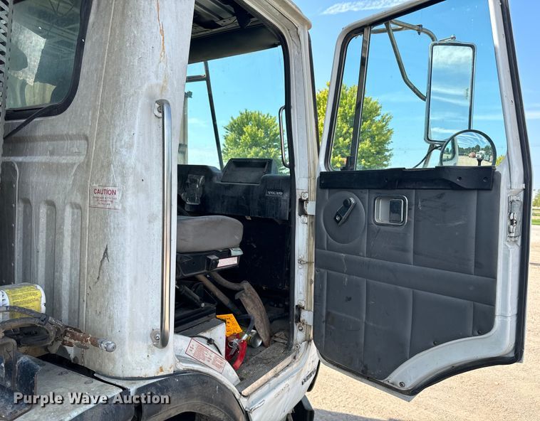 image for item EE7502 2001 Volvo WX64 refuse truck