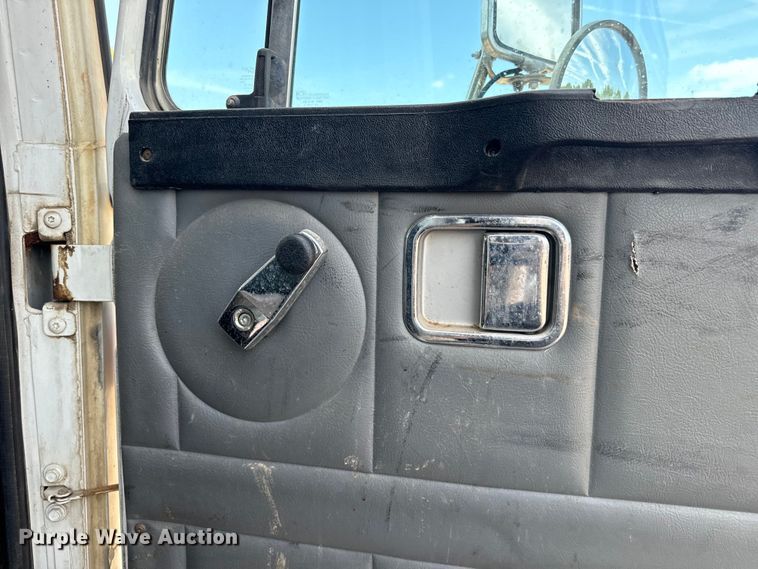 image for item EE7502 2001 Volvo WX64 refuse truck