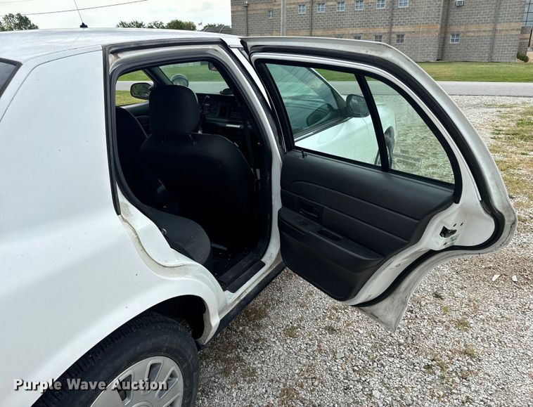 image for item EH6982 2010 Ford Crown Victoria Police Interceptor  