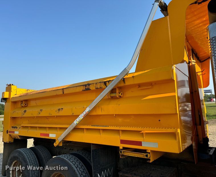 image for item EH6997 2006 International  7400  dump truck