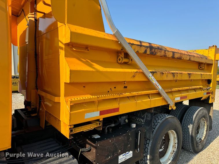 image for item EH6997 2006 International  7400  dump truck