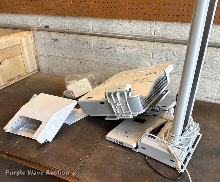 image for item EJ7108 NEC projector 