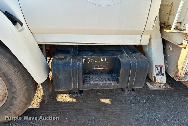 image for item EJ8934 1997 Ford F800 bucket truck