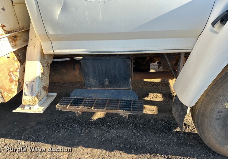 image for item EJ8934 1997 Ford F800 bucket truck