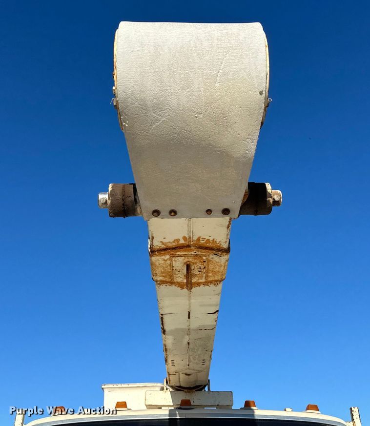 image for item EJ8934 1997 Ford F800 bucket truck