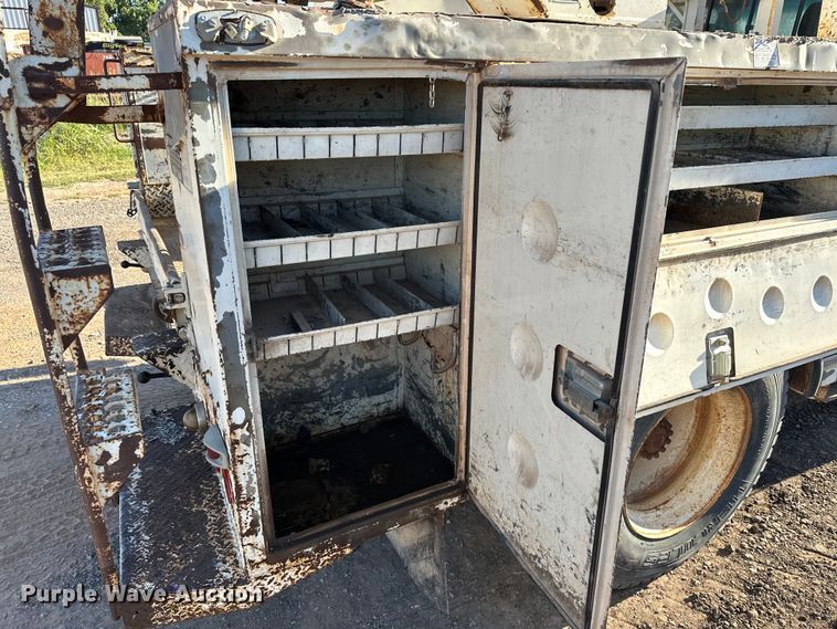 image for item EJ8934 1997 Ford F800 bucket truck