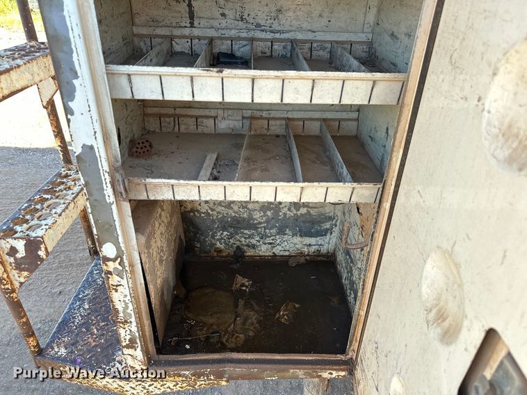 image for item EJ8934 1997 Ford F800 bucket truck