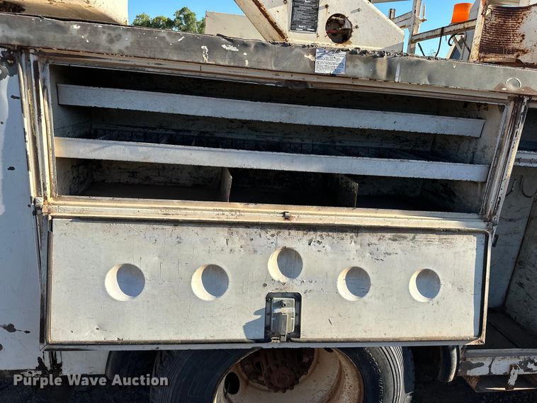 image for item EJ8934 1997 Ford F800 bucket truck