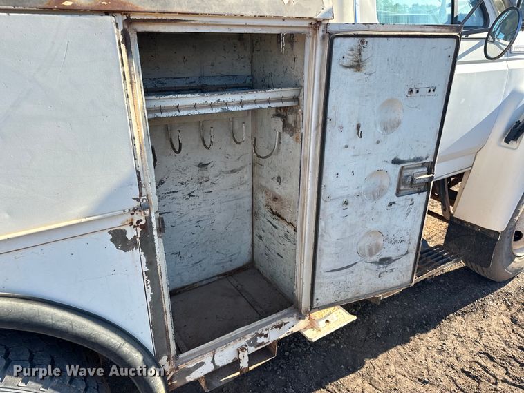 image for item EJ8934 1997 Ford F800 bucket truck