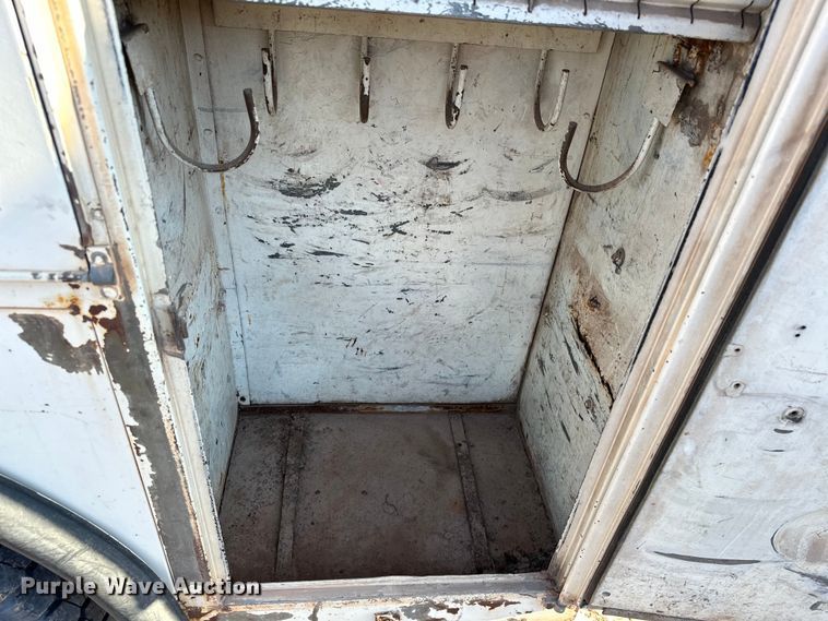 image for item EJ8934 1997 Ford F800 bucket truck