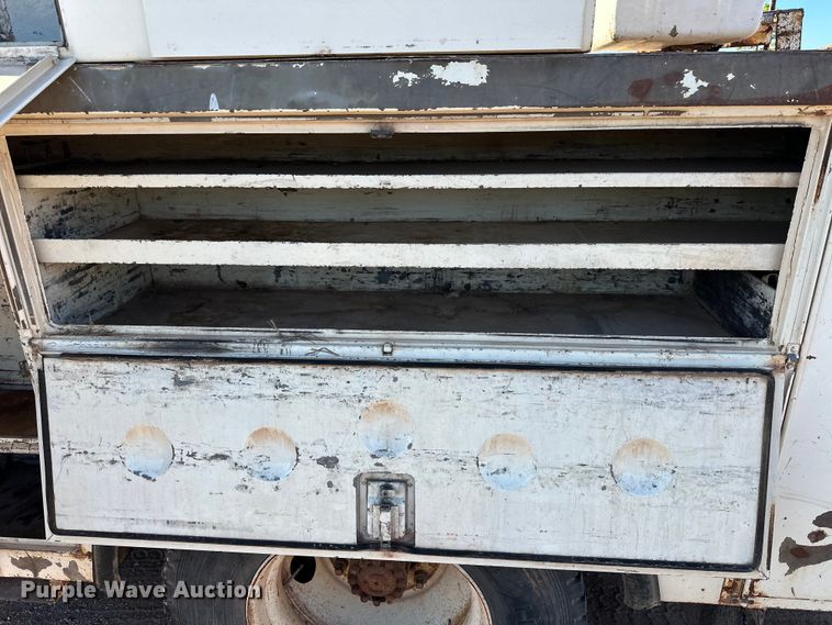 image for item EJ8934 1997 Ford F800 bucket truck