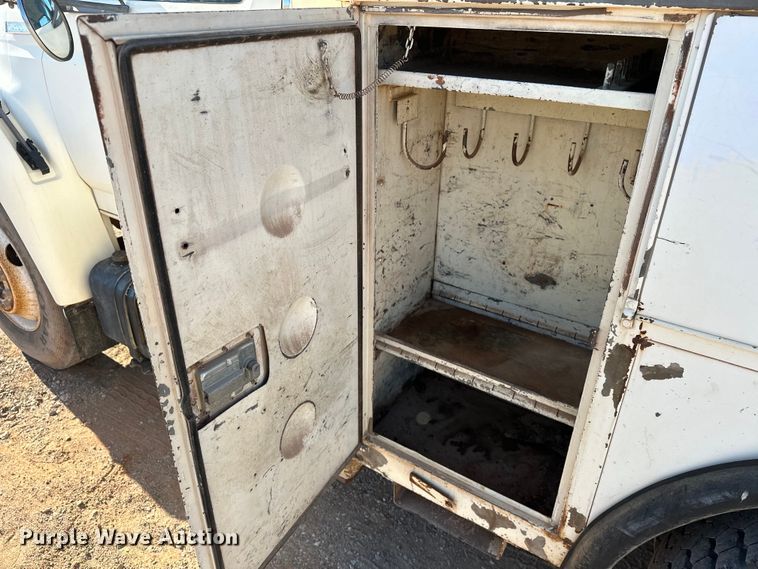 image for item EJ8934 1997 Ford F800 bucket truck