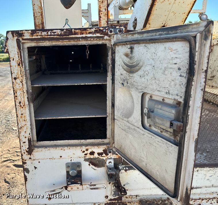 image for item EJ8934 1997 Ford F800 bucket truck