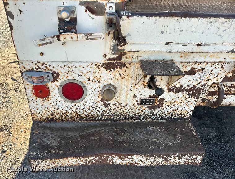 image for item EJ8934 1997 Ford F800 bucket truck