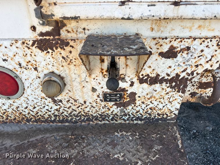 image for item EJ8934 1997 Ford F800 bucket truck