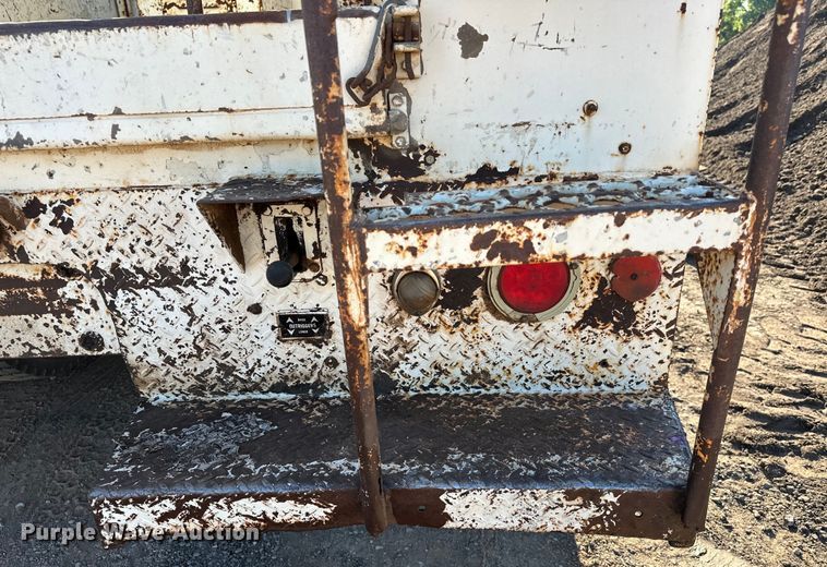 image for item EJ8934 1997 Ford F800 bucket truck