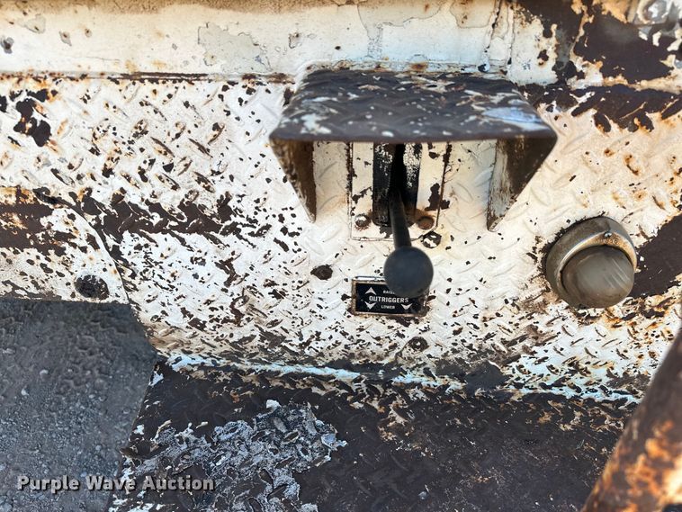 image for item EJ8934 1997 Ford F800 bucket truck