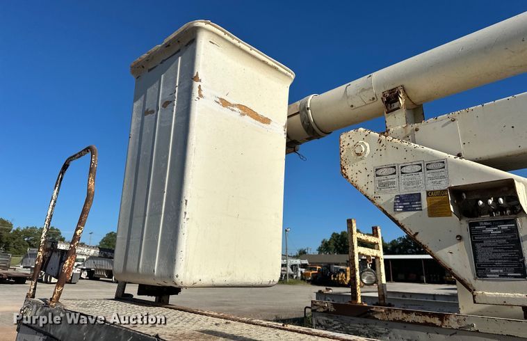 image for item EJ8934 1997 Ford F800 bucket truck
