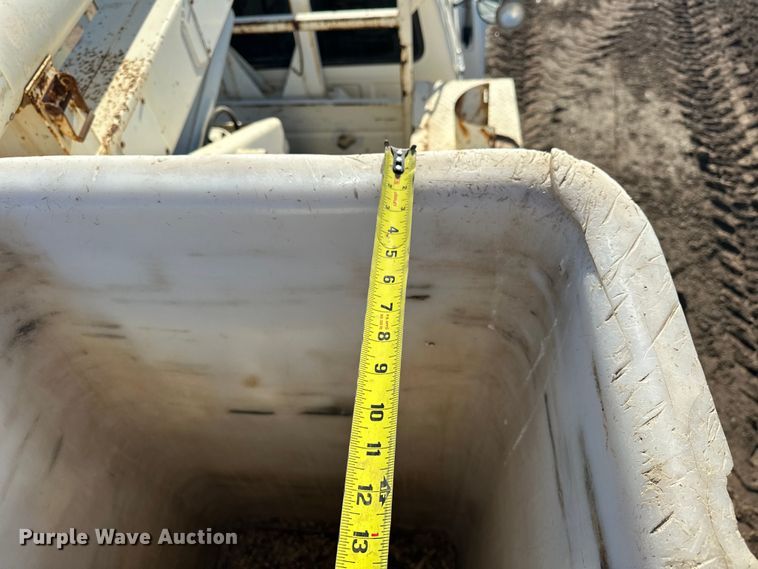 image for item EJ8934 1997 Ford F800 bucket truck