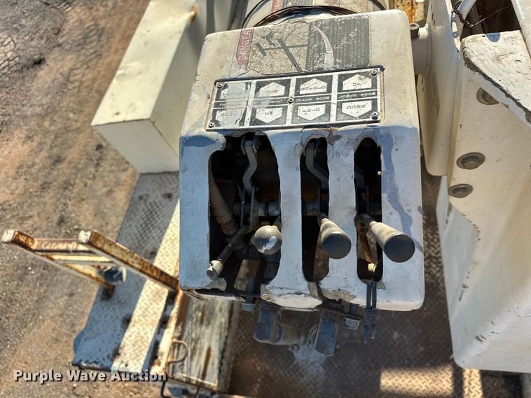 image for item EJ8934 1997 Ford F800 bucket truck