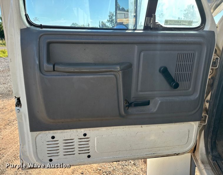 image for item EJ8934 1997 Ford F800 bucket truck