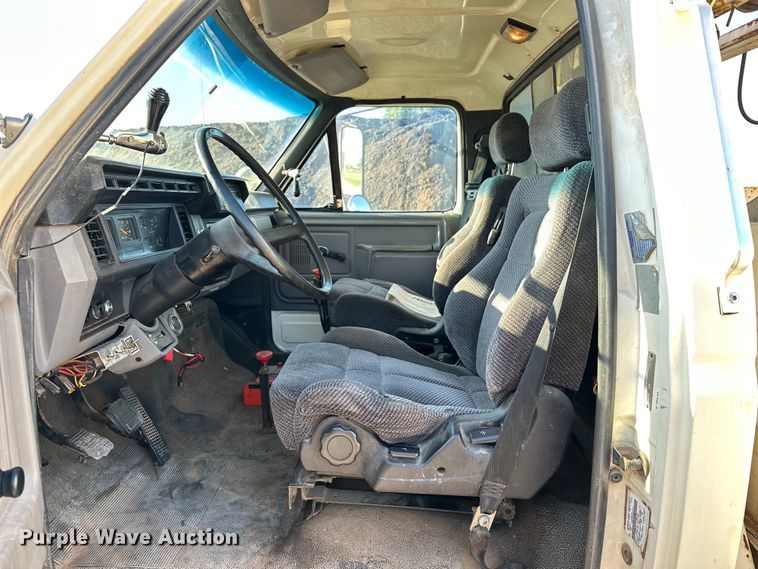 image for item EJ8934 1997 Ford F800 bucket truck