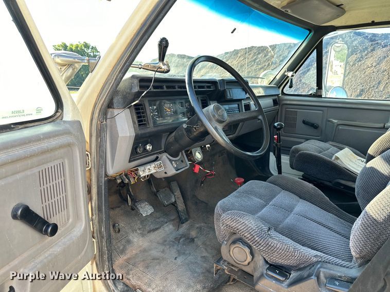 image for item EJ8934 1997 Ford F800 bucket truck