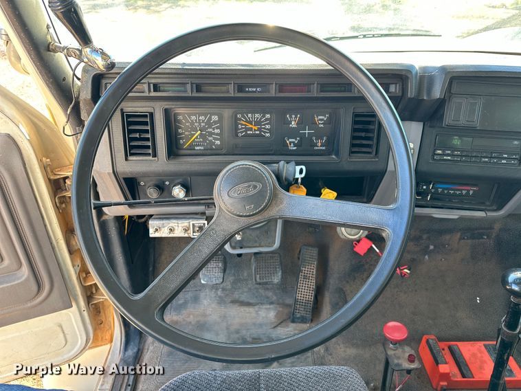 image for item EJ8934 1997 Ford F800 bucket truck