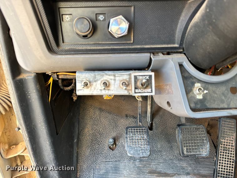 image for item EJ8934 1997 Ford F800 bucket truck