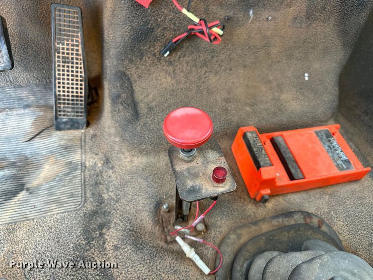 image for item EJ8934 1997 Ford F800 bucket truck