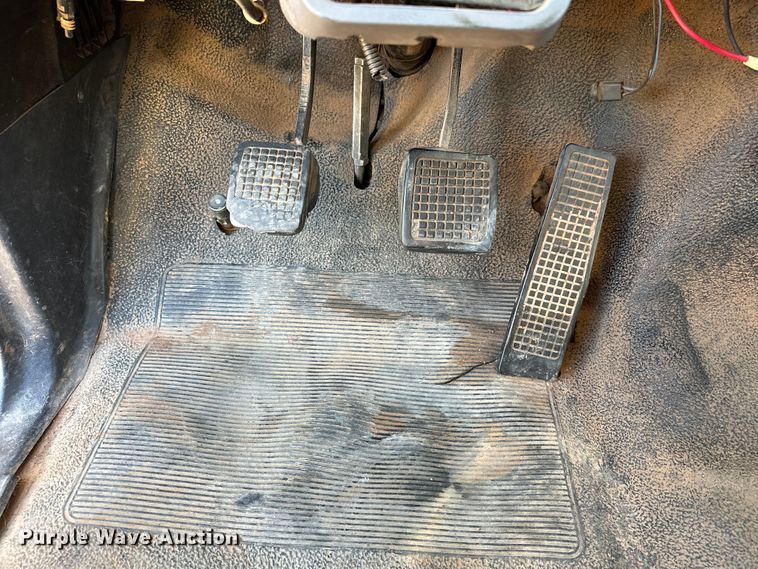 image for item EJ8934 1997 Ford F800 bucket truck