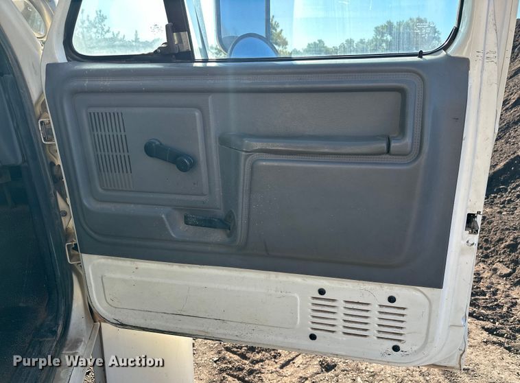 image for item EJ8934 1997 Ford F800 bucket truck