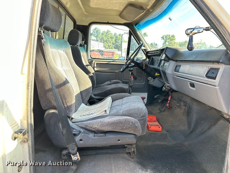 image for item EJ8934 1997 Ford F800 bucket truck