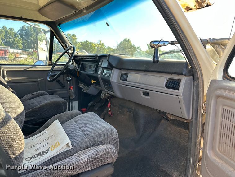 image for item EJ8934 1997 Ford F800 bucket truck