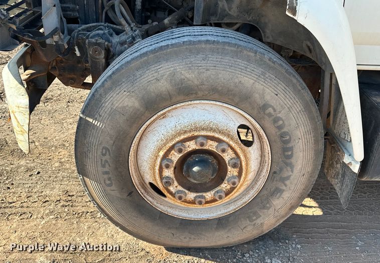 image for item EJ8934 1997 Ford F800 bucket truck