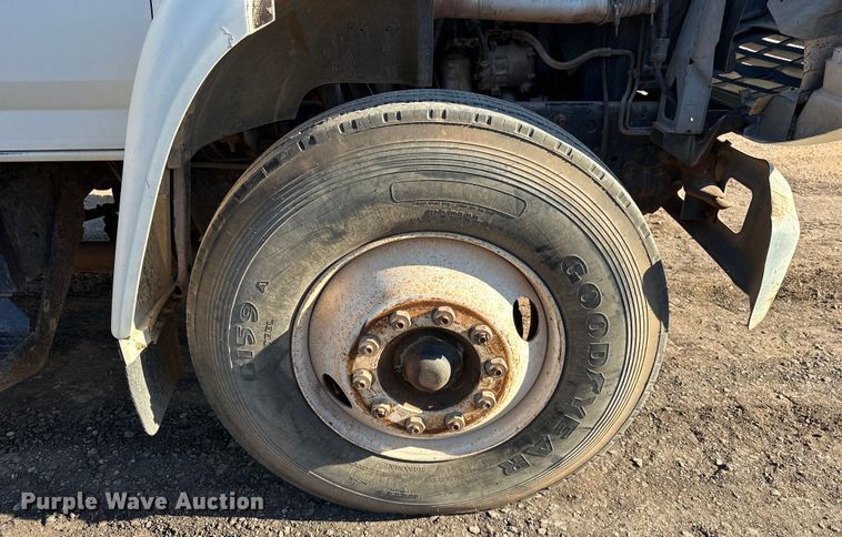 image for item EJ8934 1997 Ford F800 bucket truck