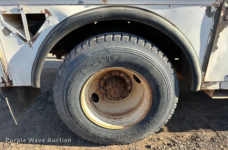 image for item EJ8934 1997 Ford F800 bucket truck