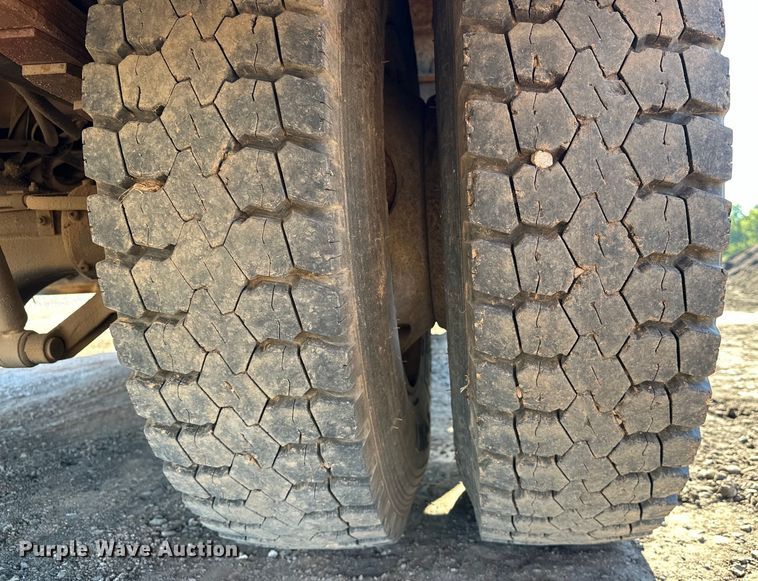 image for item EJ8934 1997 Ford F800 bucket truck