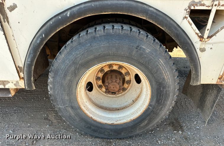 image for item EJ8934 1997 Ford F800 bucket truck