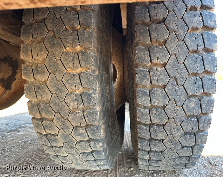 image for item EJ8934 1997 Ford F800 bucket truck