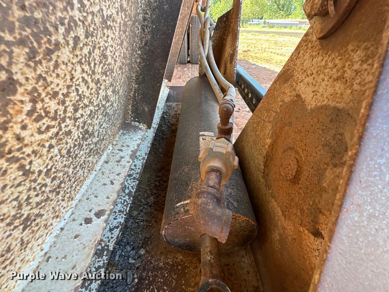 image for item EJ8936 2002 Construction Trailer Specialist  T-42 bottom dump trailer